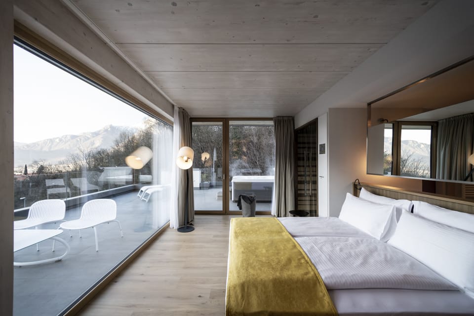 Deluxe Suite, Hot Tub | Down comforters, minibar, in-room safe, laptop workspace