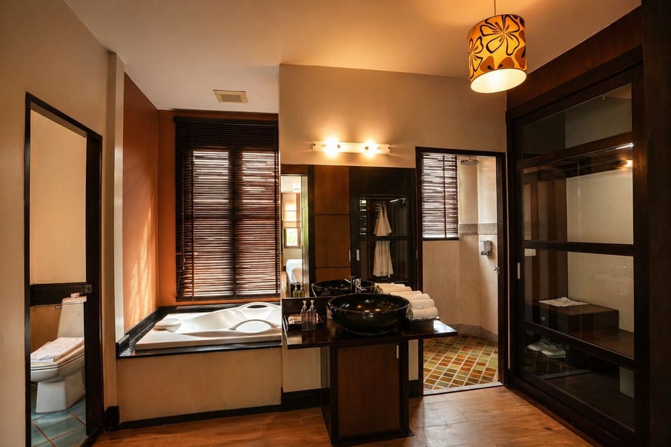 Luxury 2 bedroom | Bathroom | Combined shower/tub, rainfall showerhead, free toiletries, slippers