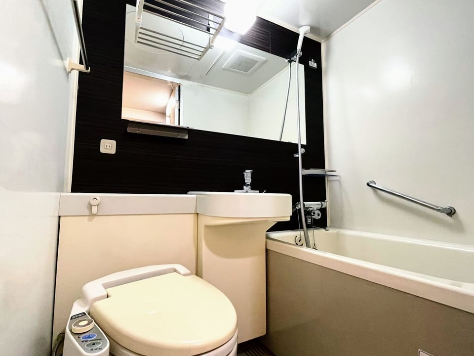 Combined shower/tub, deep soaking tub, free toiletries, hair dryer