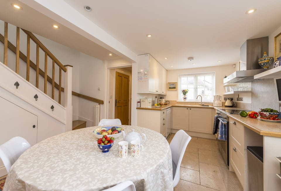 Church Cottage, Cattistock: The kitchen and dining room