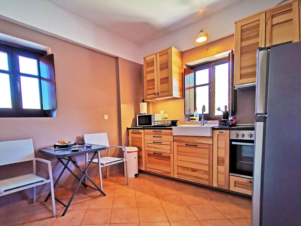 Fully equipped kitchen and dining table
