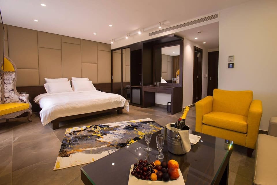 Deluxe Suite, Jetted Tub | In-room safe, blackout drapes, WiFi (free), bed sheets
