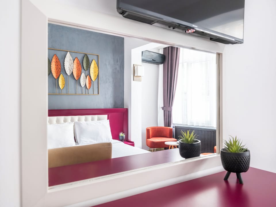Triple Room | Minibar, desk, soundproofing, iron/ironing board