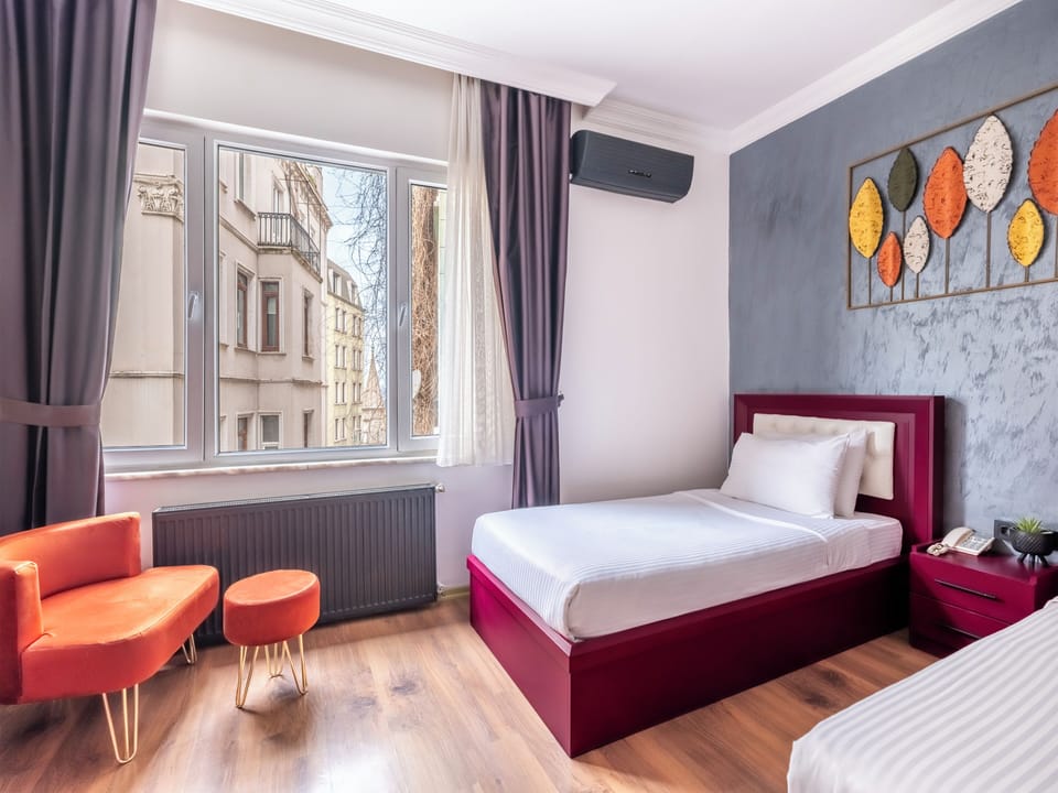 Standard Twin Room | Minibar, desk, soundproofing, iron/ironing board