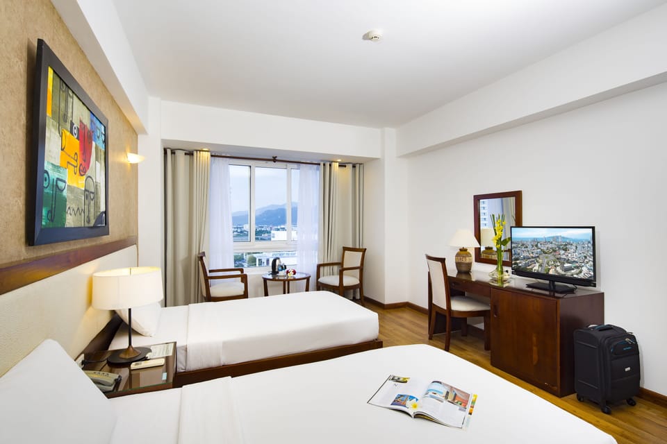 Deluxe Twin City View | Minibar, in-room safe, desk, blackout drapes