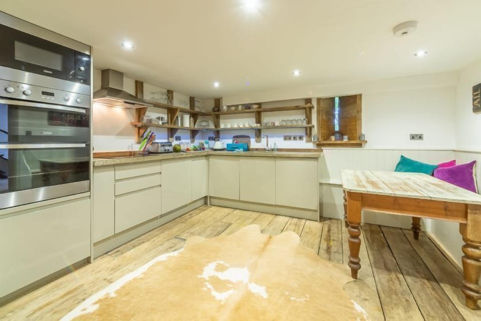 Hideaway Barn (4), Thornham: Spacious kitchen is well equipped