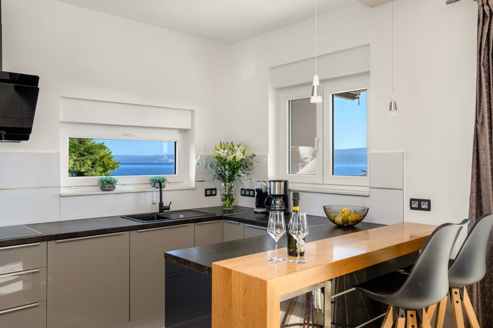 Fully equipped kitchen with all the appliances you need for a comfy stay