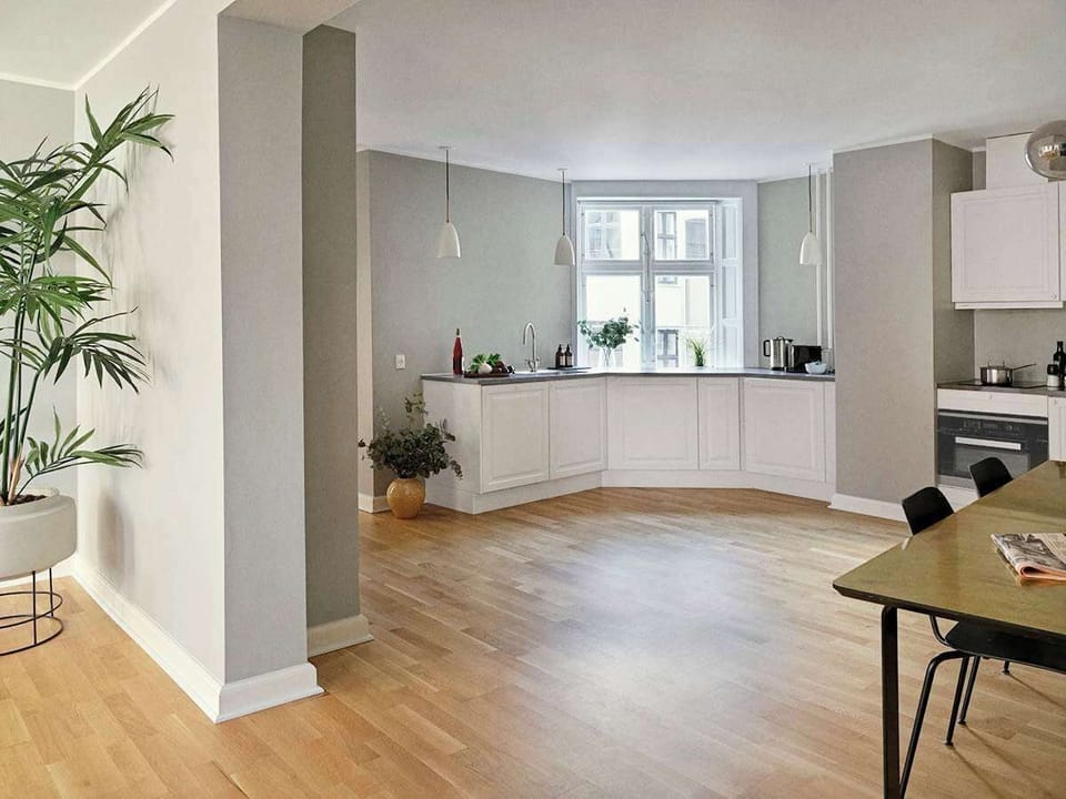 Open kitchen area which makes it possible to entertain guests and family while cooking dinner.