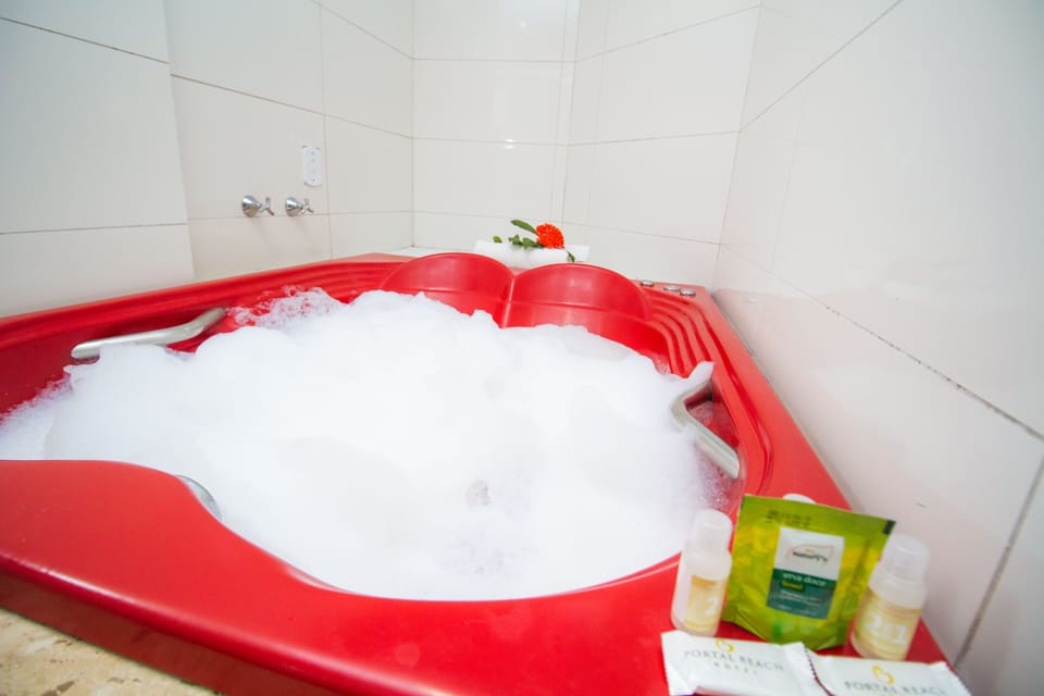Deluxe Room | Bathroom | Shower, hair dryer, towels