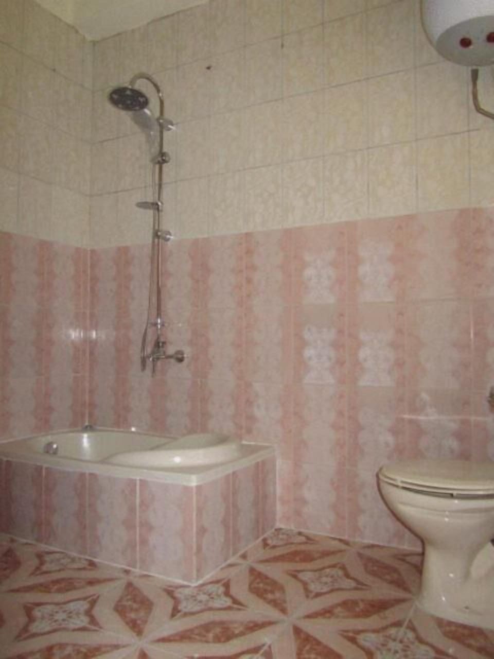 Combined shower/tub, rainfall showerhead, bidet, towels