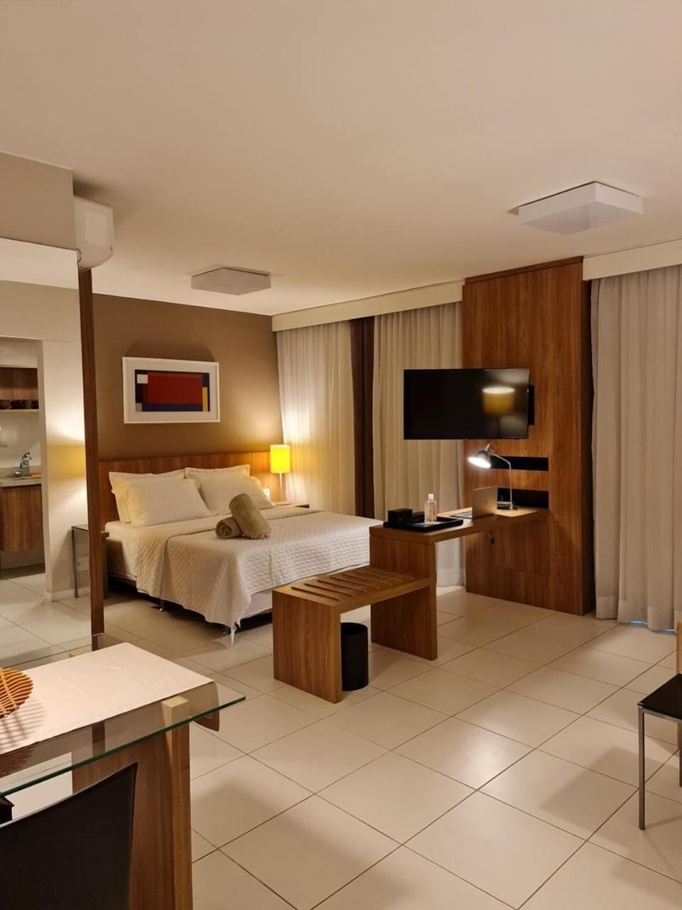 Desk, soundproofing, free WiFi, bed sheets