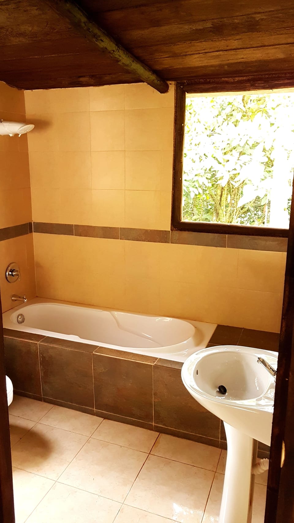 Deep soaking bathtub