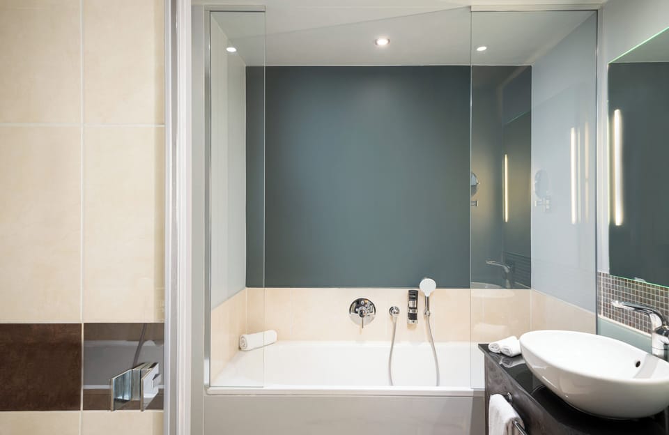 Shower, rainfall showerhead, free toiletries, hair dryer