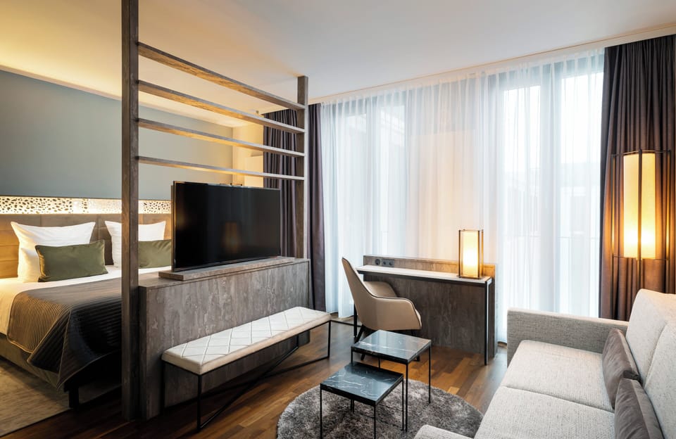 Deluxe Room | Minibar, in-room safe, desk, laptop workspace