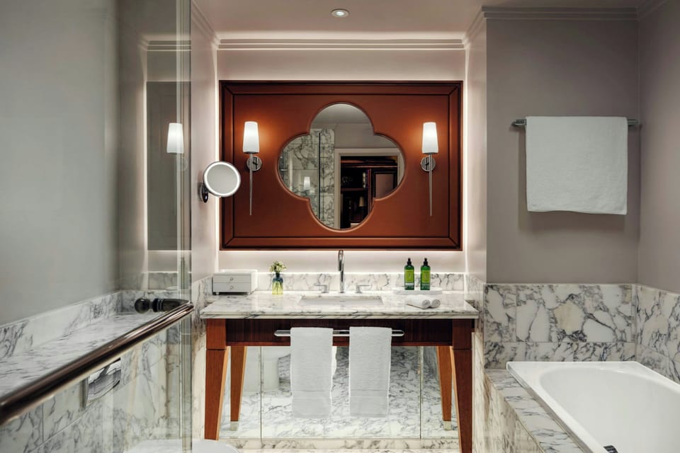 Grand Junior Suite | Bathroom | Free toiletries, hair dryer, bathrobes, slippers