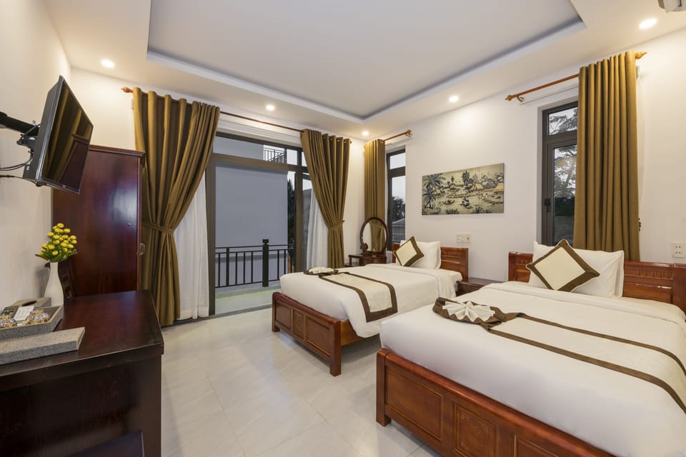 Panoramic Twin Room | Laptop workspace, blackout drapes, soundproofing, iron/ironing board