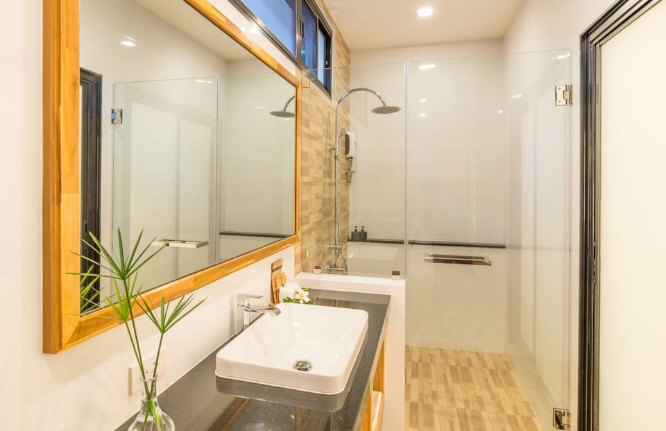 Shower, rainfall showerhead, free toiletries, hair dryer