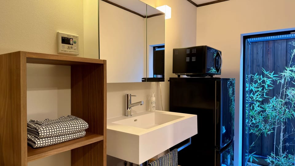 Japanese-style House (No.4) | Bathroom | Separate tub and shower, deep soaking tub, free toiletries, hair dryer