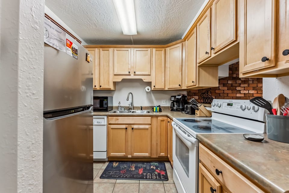 Kitchen: Range of appliances and dishware, pass-through breakfast bar with 2 bar stools
