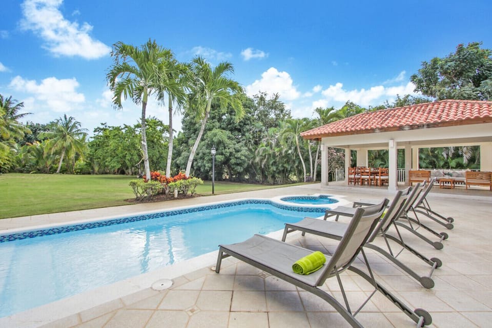 Villa Vivero 24: poolside sun loungers