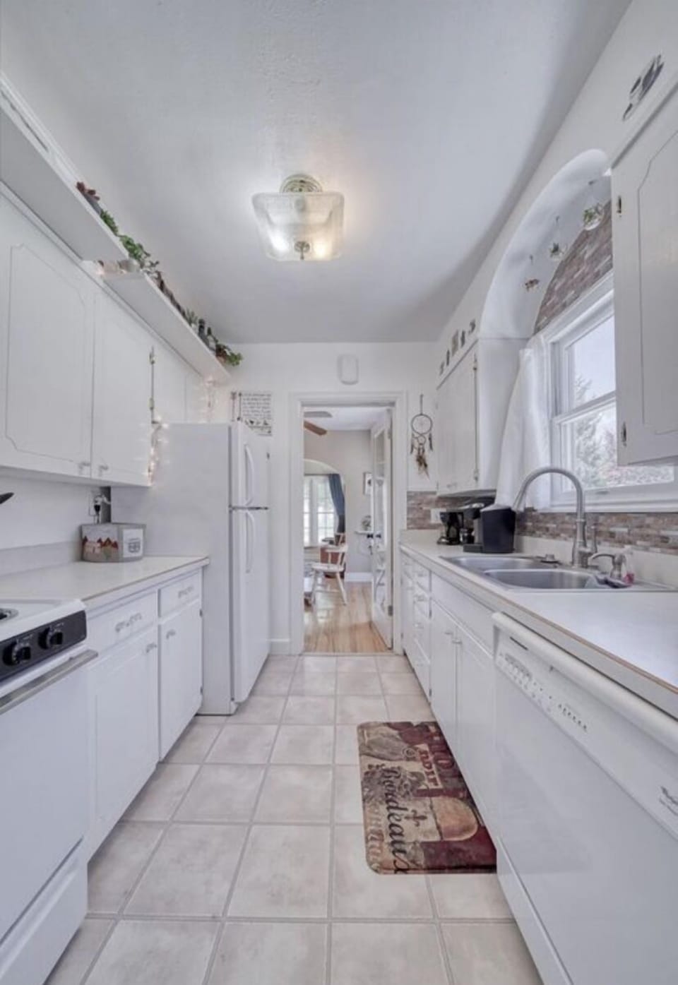 Kitchen area (fully stocked)