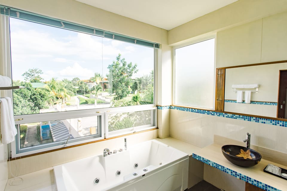 Executive Suite | Bathroom | Free toiletries, slippers, towels, soap