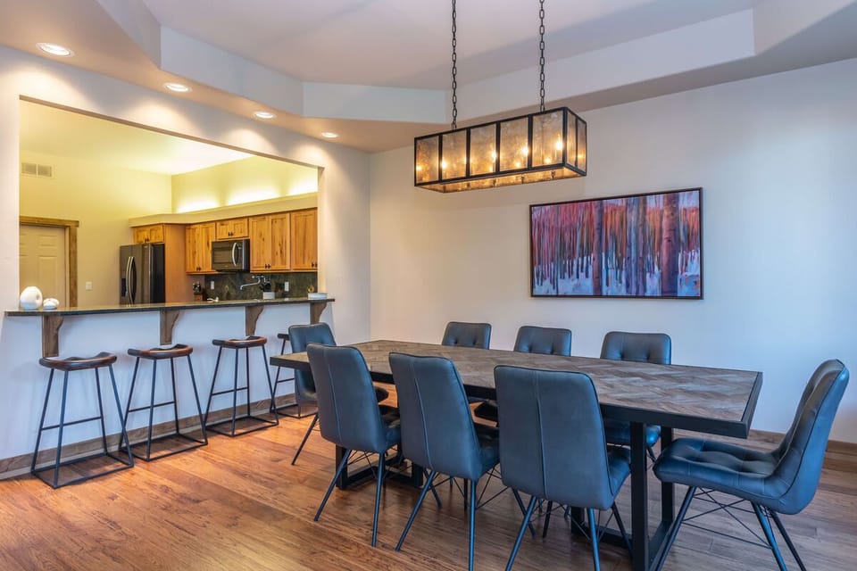 Lots of gathering space in the modern dining area (main level)