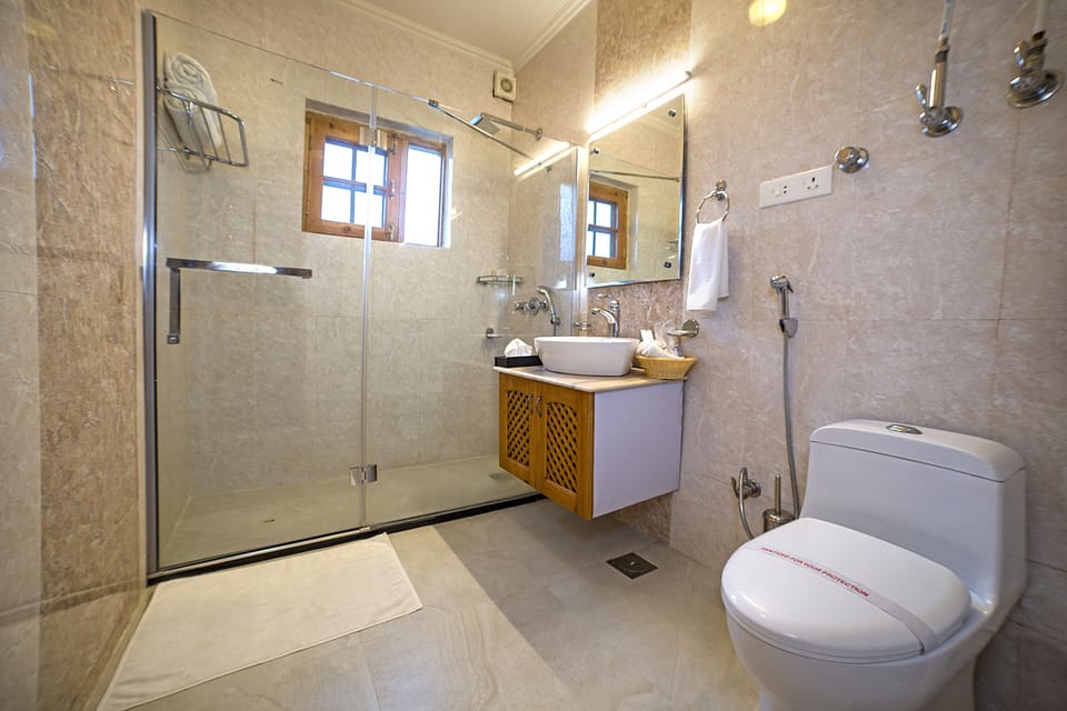 Premier Double Room | Bathroom | Slippers, towels