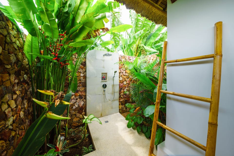 Traditional Bungalow | Bathroom | Shower, free toiletries, hair dryer, towels