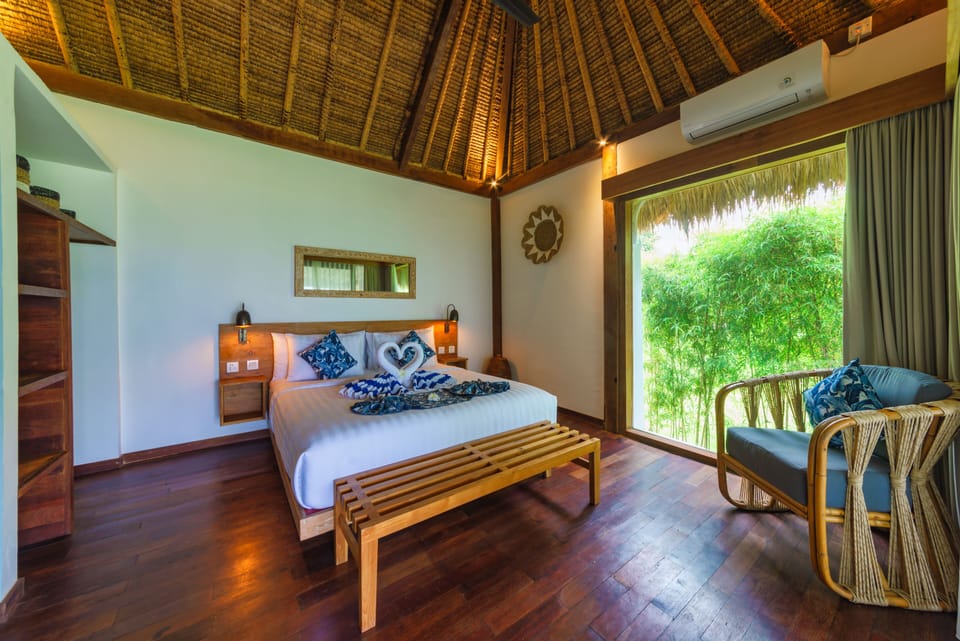 Deluxe Beachfront Bungalow | 1 bedroom, premium bedding, minibar, in-room safe