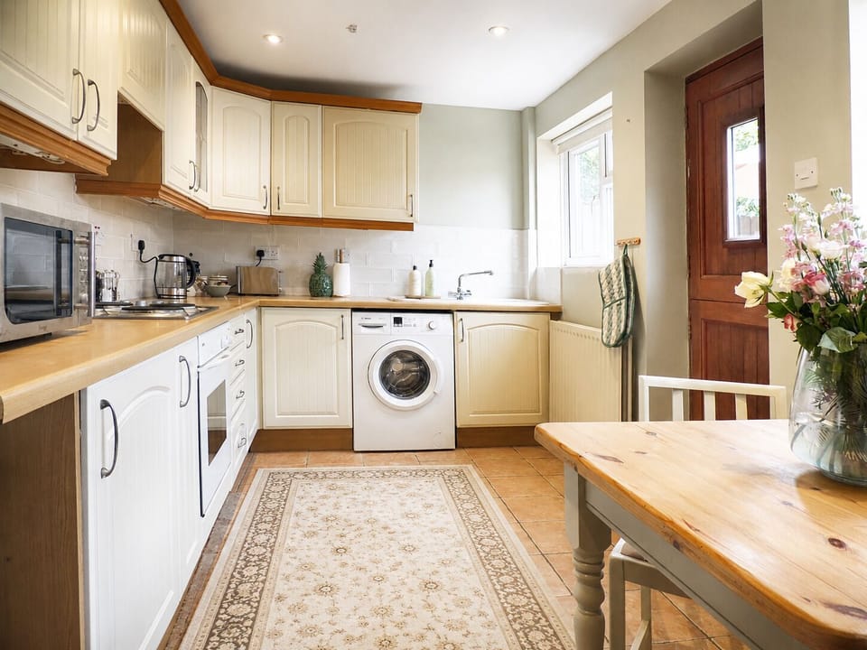 Superior Cottage, Private Bathroom, Courtyard View | Shared kitchen | Highchair