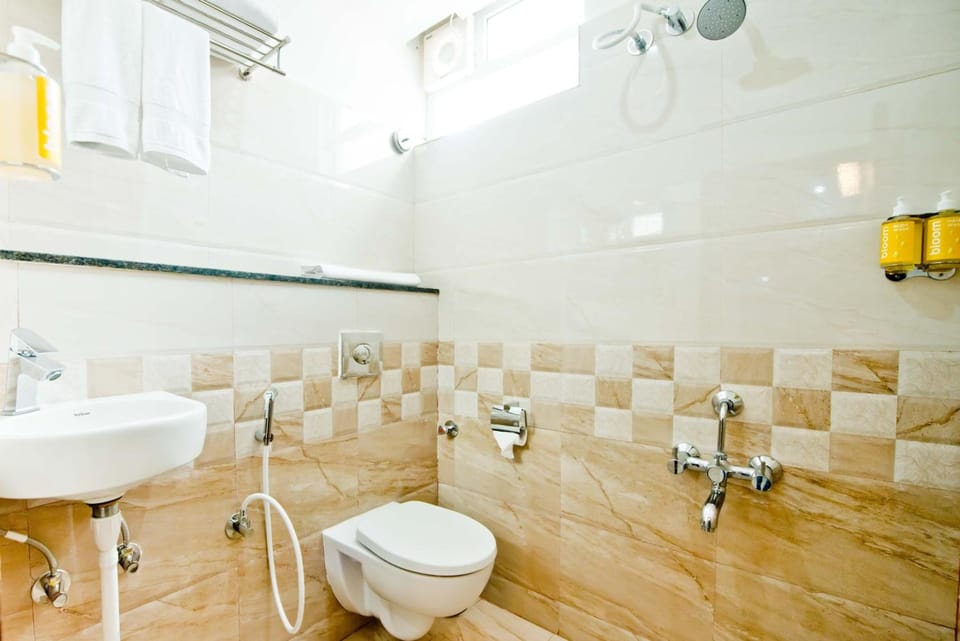 Shower, free toiletries, towels