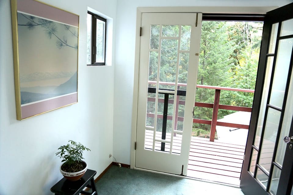 Lots of light in the peaceful Balcony room