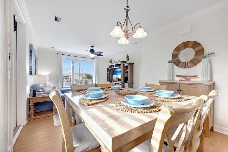 Dinging for 8, including kitchen bar