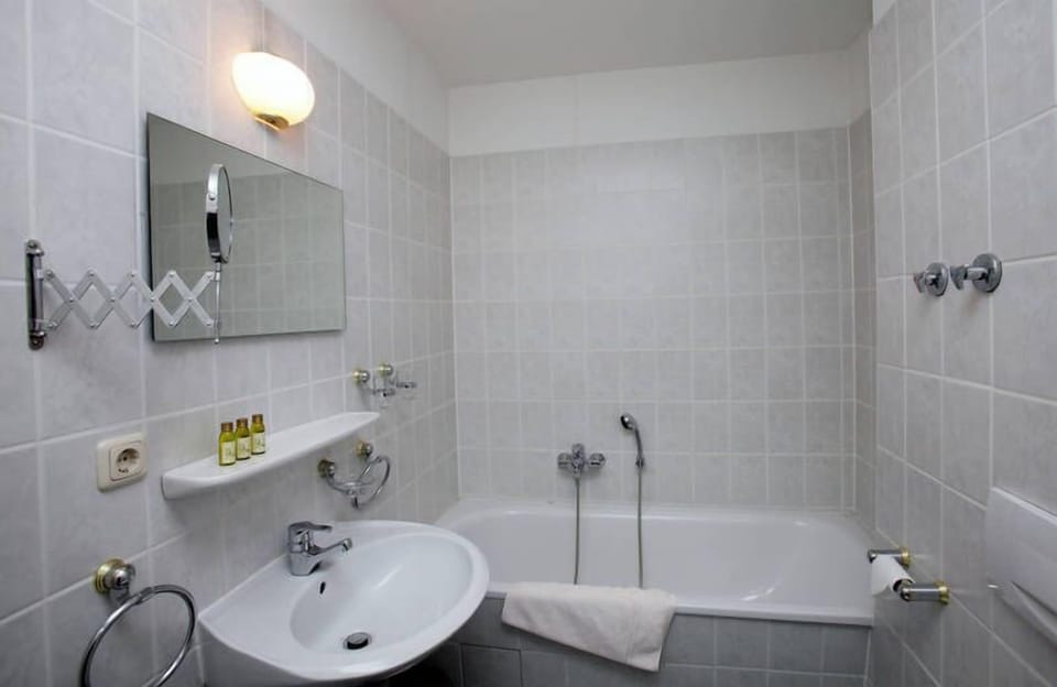 Family Room | Bathroom | Combined shower/tub, hair dryer, towels