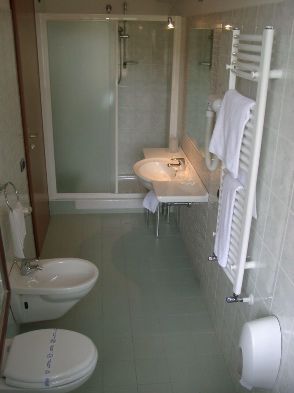 Shower, rainfall showerhead, free toiletries, hair dryer