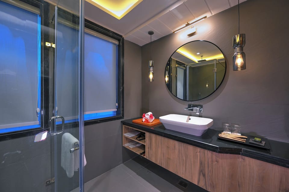 Shower, hydromassage showerhead, free toiletries, hair dryer