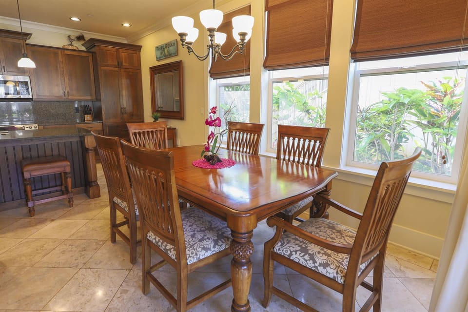 Dining area, can seat up to 8 people