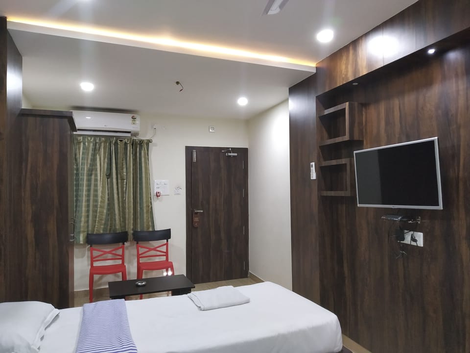 Executive Room | Premium bedding, memory foam beds, in-room safe, desk