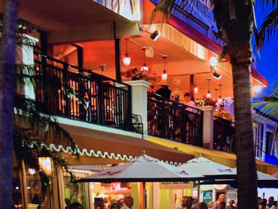 With shops downstairs and restaurants with plenty of outdoor places to relax...