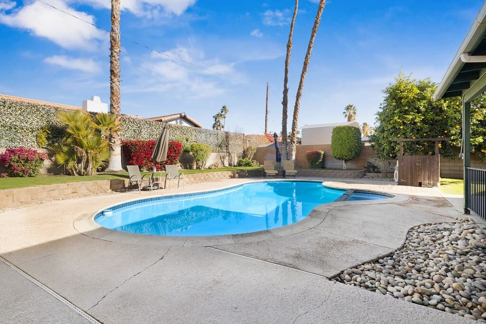 Private pool and private yard. 