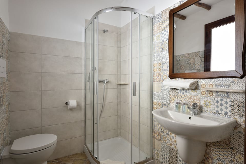 Standard Room | Bathroom | Shower, free toiletries, hair dryer, bidet