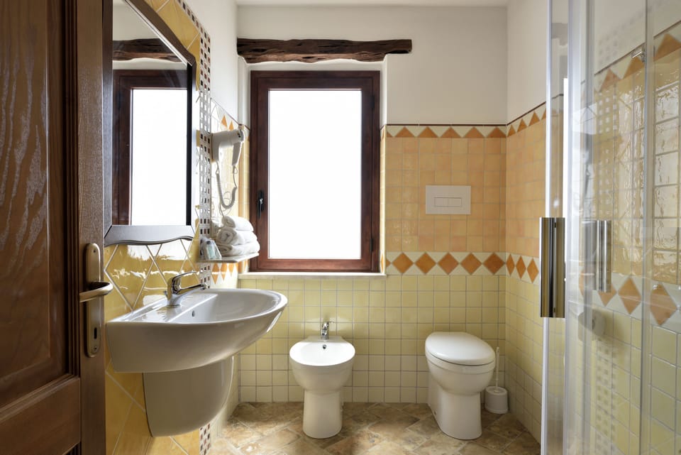 Standard Room | Bathroom | Shower, free toiletries, hair dryer, bidet