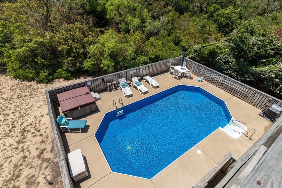 Private Pool: open mid-May to mid-Oct.