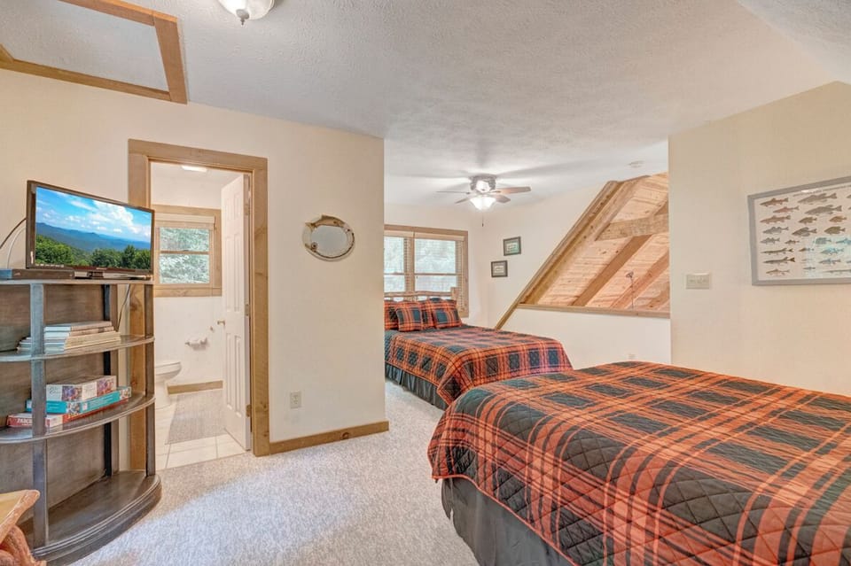 Loft Area--- Queen and Full Size Beds, TV