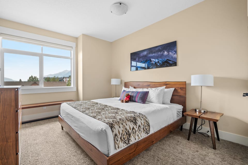 King size bed bedroom 1