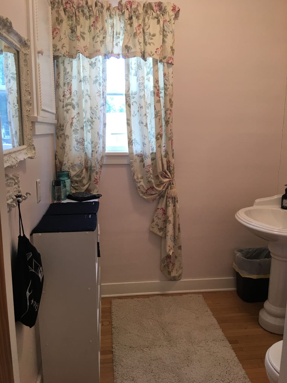 Bathroom 
Sink
Toilet 
Vanity Area