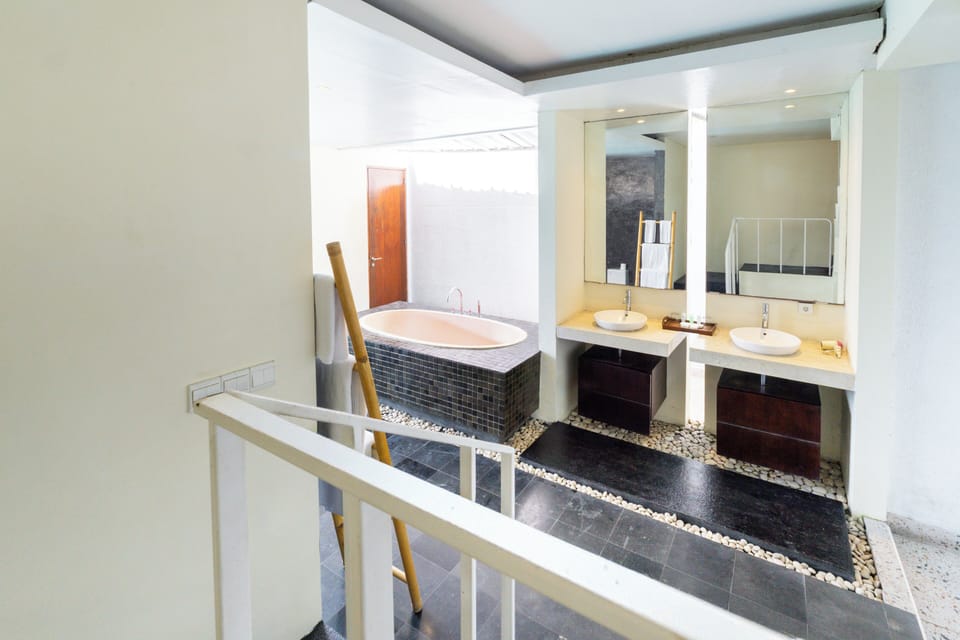 Villa (Super Deluxe Pool Villa) | Bathroom | Separate tub and shower, deep soaking tub, rainfall showerhead