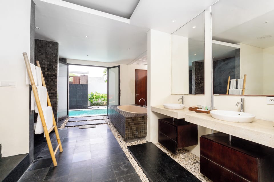 Villa (Super Deluxe Pool Villa) | Bathroom | Separate tub and shower, deep soaking tub, rainfall showerhead