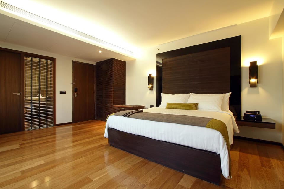 Premium bedding, minibar, in-room safe, desk